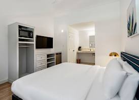 The Claire Hotel 3