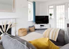 Bright & Modern 4 br House 100 metres from Beach 5