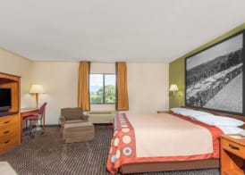 Super 8 by Wyndham Bedford 4