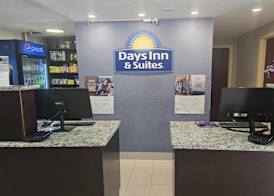 Days Inn & Suites by Wyndham Tampa/Raymond James Stadium 2