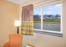 Super 8 by Wyndham Fort Madison 5
