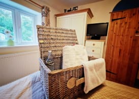 Cosy Snug Room with En-Suite - Near Lyme Regis - Private Balcony with Sunset Views - Free Parking & WiFi - Tea Room opposite serving local produce 5