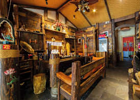 Butterfly Flowers Inn- Exclusive Location,Anicent Chinese Style, 2 minutes walk to Tianmen Mount Cableway,Free pick up service over 1 nights, Free fresh coffee and tea, Free mini lunch,Free laundry,It 2