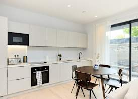The Brondesbury Quarters - Modern 2bdr Flat With Balcony + Parking 3