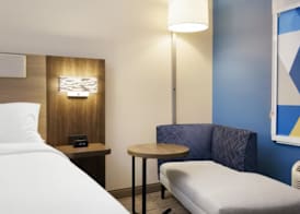 Holiday Inn Express & Suites Chicago West Oak Park 2
