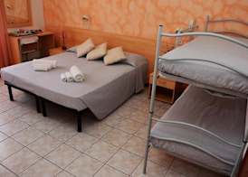 HOTEL JOLANDA 3