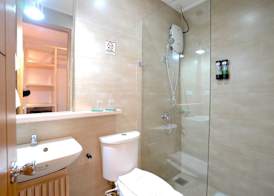 Tom's Cabin Hotel 5