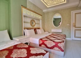 Hotel Queens Land 5