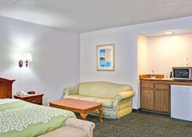 Days Inn & Suites by Wyndham Fullerton 4