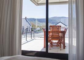 Marine Square Luxury Suites 5