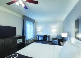 La Quinta by Wyndham Conroe 4
