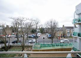 Skyvillion - COZY APARTMENTS in Enfield Town With Free Parking & Wifi 4