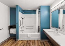 WoodSpring Suites Kansas City Airport 5