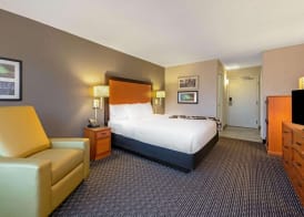 La Quinta Inn & Suites by Wyndham New Orleans Airport 4