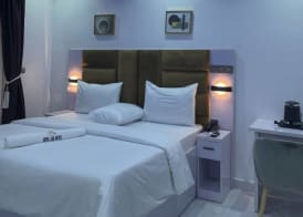 HOTEL LOS REYES 2