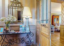 Demeure Saint Louis Historic manor, City 700m, free parking,A C,Clim,WIFI, city view, Garden 2