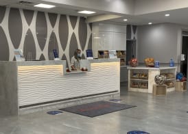 Ramada by Wyndham Hartford North - Bradley Airport 4
