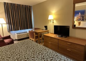 Econo Lodge El Paso, IL 4