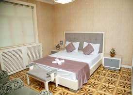 Smith Hotel 2