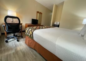 Super 8 by Wyndham Pevely 5
