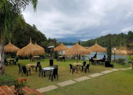 Hotel Pietrasanta Cabañas frente a la Represa Peñol Guatape 2