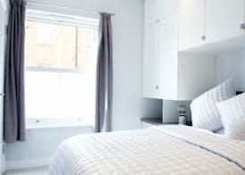 Speare's Den - 2BR Apartment, Heart of Town, Parking, Sleeps 4 2