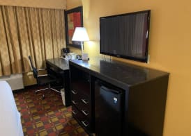Ramada by Wyndham Rochelle Park Near Paramus 4