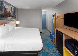 Days Inn by Wyndham Waukegan 4