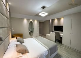 Hotel Holiday 5