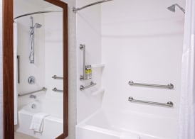 Holiday Inn Express & Suites MADISON by IHG 4