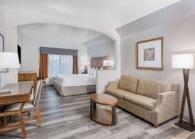 Ramada by Wyndham Bakersfield 4