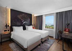 Radisson RED London Gatwick Airport 5