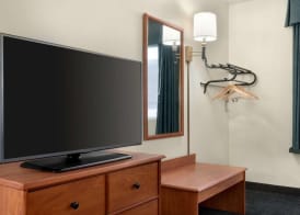 Travelodge by Wyndham Clinton Valley West Court 4