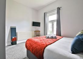 4 Bed House with Pool Table & Parking 3