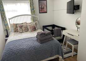 Slough - Sleeps 3 - PetFriendly - Riverside - Bay 3