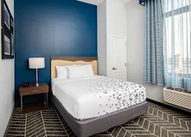LA QUINTA INN AND SUITES BY WYNDHAM LONG ISLAND CITY 3