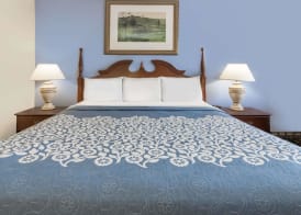 Days Inn by Wyndham Plymouth 4