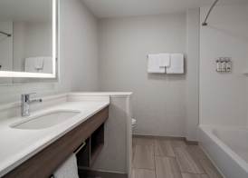 Holiday Inn Express & Suites Linden - Newark South by IHG 4