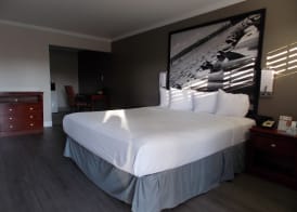 Super 8 by Wyndham Santa Cruz Beach 4