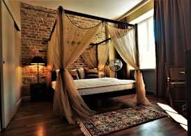 SLEEPWELL NOWY ŚWIAT - courtyard entrance Ordynacka 14St 4