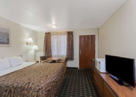 Days Inn by Wyndham Anaheim West 3