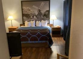 Super 8 by Wyndham Kingston 3