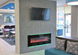 La Quinta Inn & Suites by Wyndham Indianapolis Downtown 2