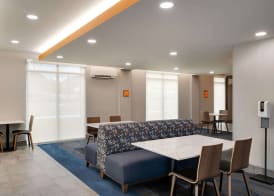 La Quinta Inn & Suites by Wyndham Springfield 3