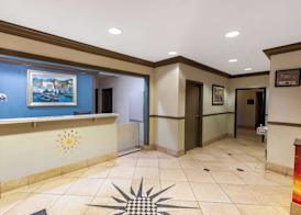 Days Inn & Suites by Wyndham Webster NASA-ClearLake-Houston 5