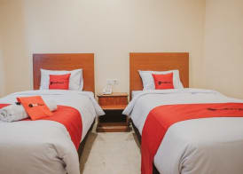 RedDoorz Plus near Plaza Blok M 4