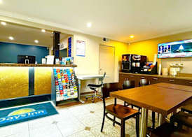 Days Inn by Wyndham Los Angeles LAX South Bay Beach City LA 4