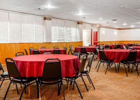 Econo Lodge Inn & Suites Newton 2
