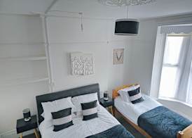 PRIVATE ROOMs In TOWN CENTRE FREE PARKING WIFI AND PATIO WITH AA STAY LTD 4