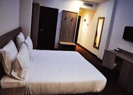 Hotel Des Beaux Arts 3